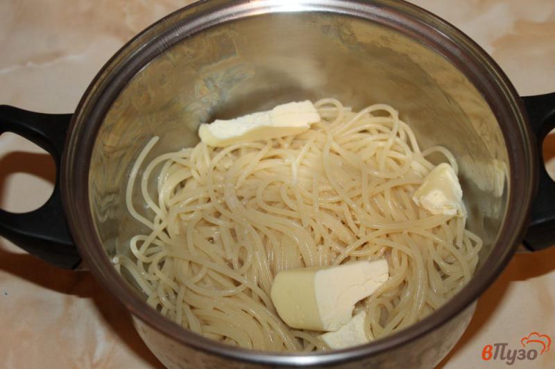 Фото приготовление рецепта: Спагетти с пармезаном и твердым сыром шаг №3