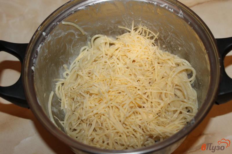Фото приготовление рецепта: Спагетти с пармезаном и твердым сыром шаг №4