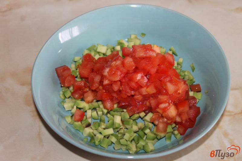 Фото приготовление рецепта: Брускетта с авокадо, красным луком и помидором шаг №2