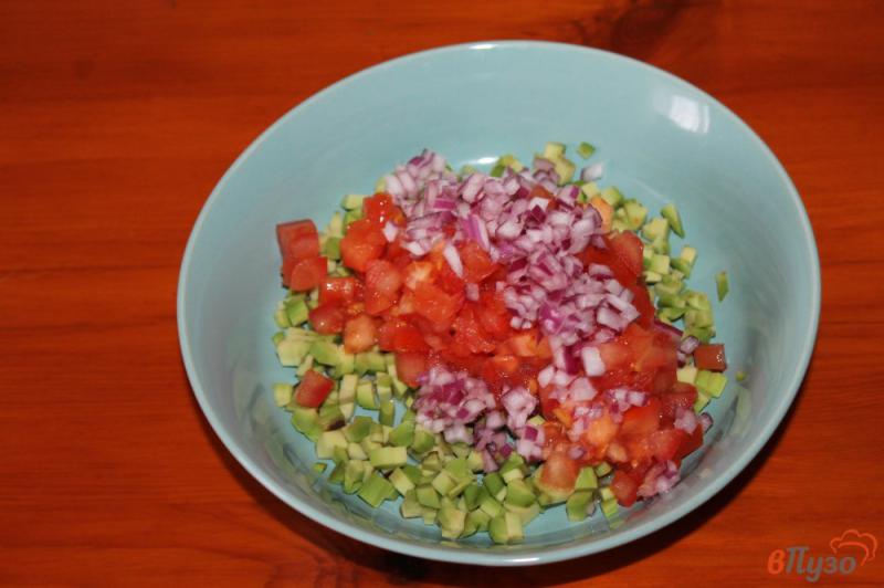 Фото приготовление рецепта: Брускетта с авокадо, красным луком и помидором шаг №3