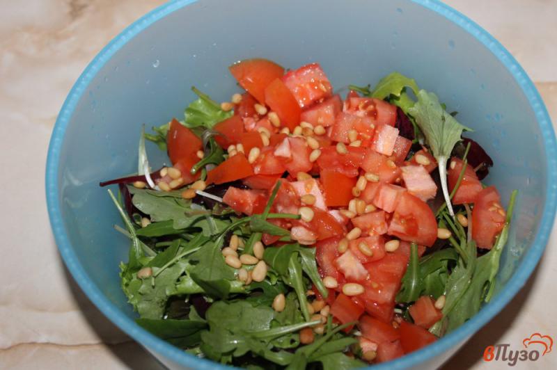 Фото приготовление рецепта: Микс салат с помидорами и кедровыми орехами шаг №3