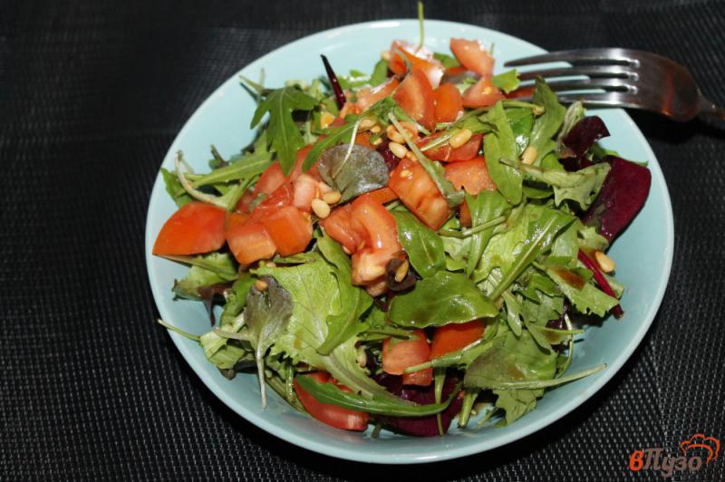 Фото приготовление рецепта: Микс салат с помидорами и кедровыми орехами шаг №5