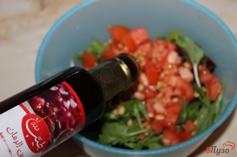 Фото приготовление рецепта: Микс салат с помидорами и кедровыми орехами шаг №4