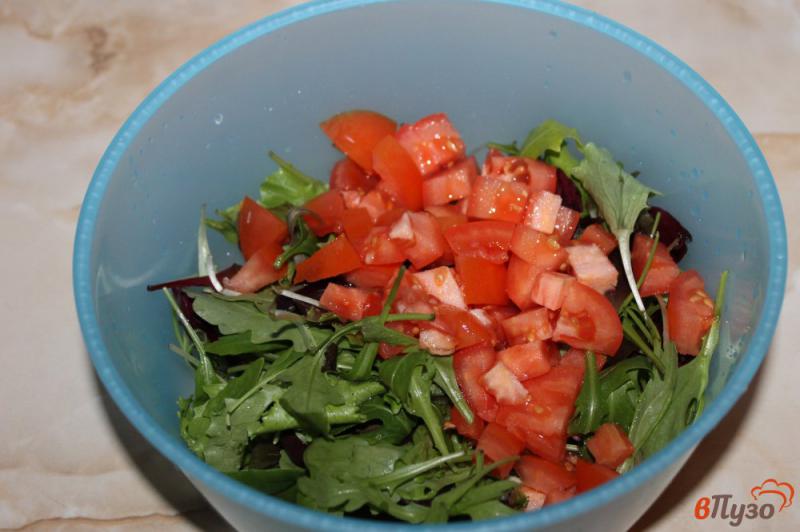 Фото приготовление рецепта: Микс салат с помидорами и кедровыми орехами шаг №2