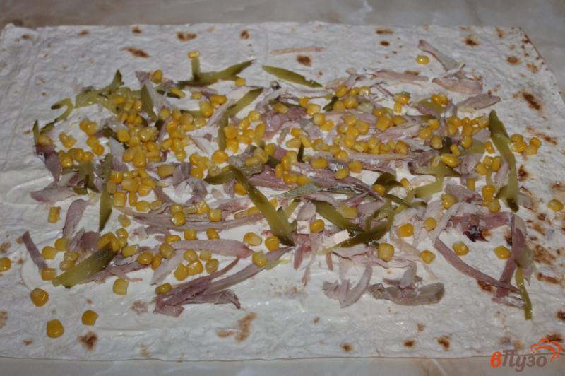 Фото приготовление рецепта: Лаваш с курицей, яйцом и консервированной кукурузой шаг №4