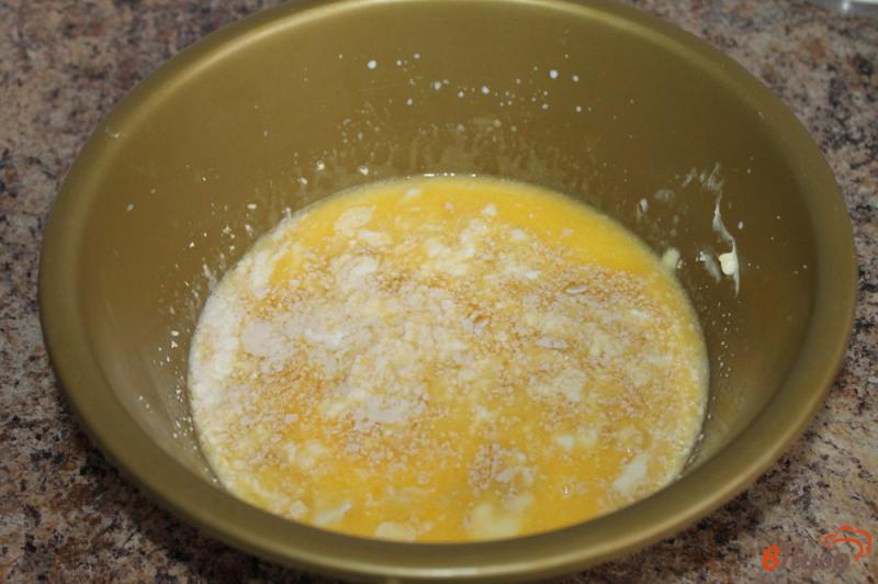 Фото приготовление рецепта: Дрожжевое тесто для домашних печеных пирогов шаг №2