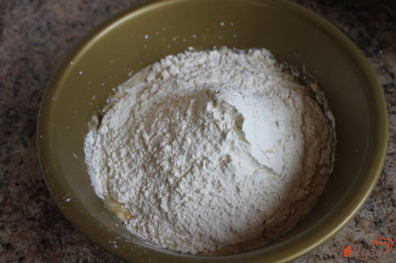 Фото приготовление рецепта: Дрожжевое тесто для домашних печеных пирогов шаг №4
