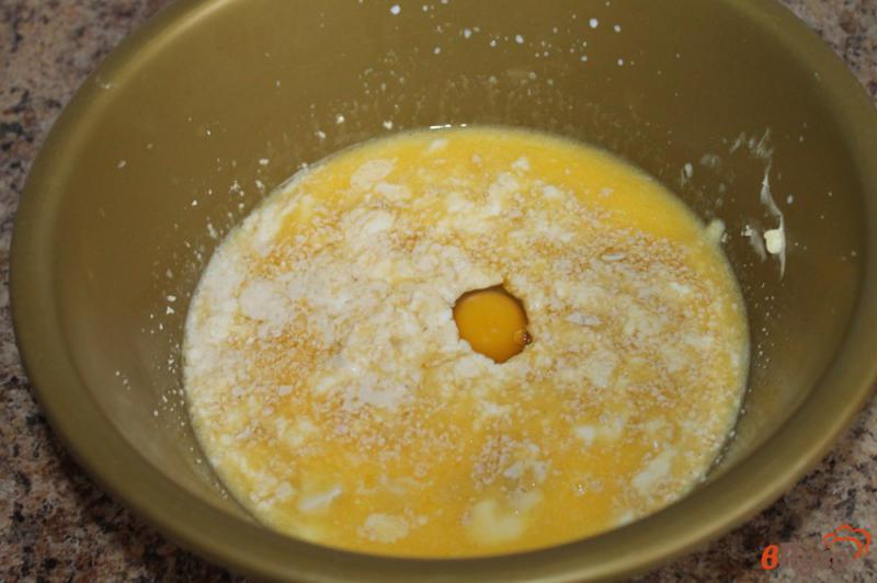 Фото приготовление рецепта: Дрожжевое тесто для домашних печеных пирогов шаг №3