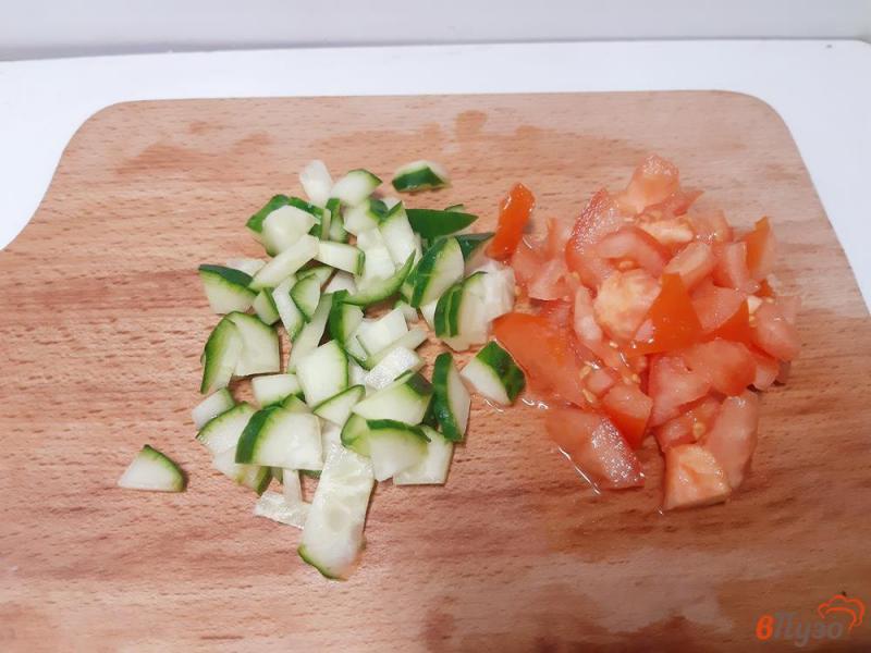 Фото приготовление рецепта: Салат из пекинской капусты, огурцов, помидоров с пикантной горчичной заправкой шаг №3