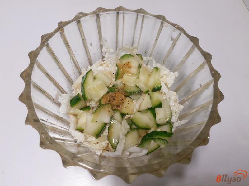 Фото приготовление рецепта: Салат из пекинской капусты, огурцов, помидоров с пикантной горчичной заправкой шаг №7