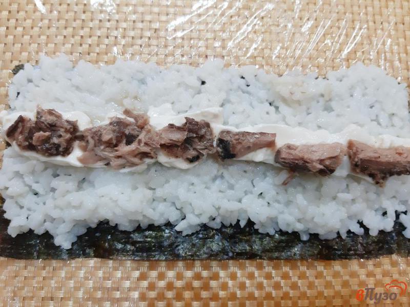 Фото приготовление рецепта: Суши с тунцом и маринованным огурцом шаг №2