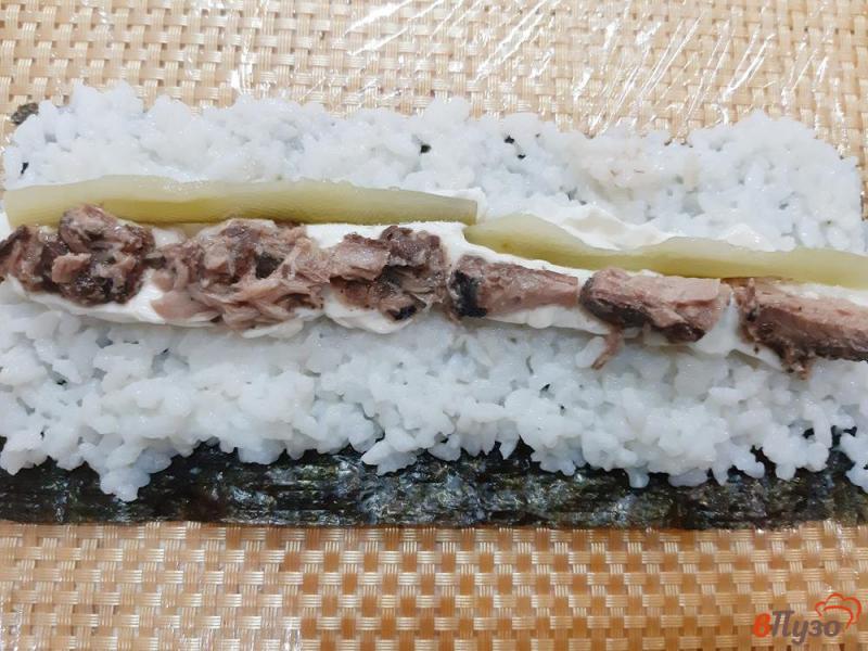 Фото приготовление рецепта: Суши с тунцом и маринованным огурцом шаг №3