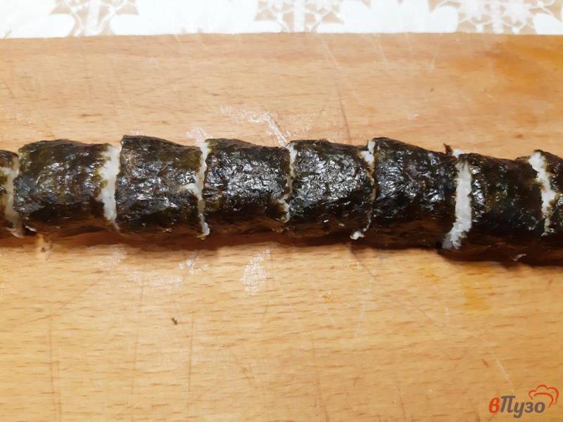 Фото приготовление рецепта: Суши с тунцом и маринованным огурцом шаг №5