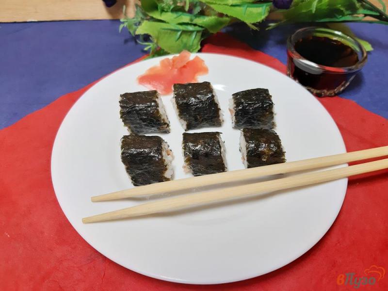 Фото приготовление рецепта: Суши с тунцом и маринованным огурцом шаг №6