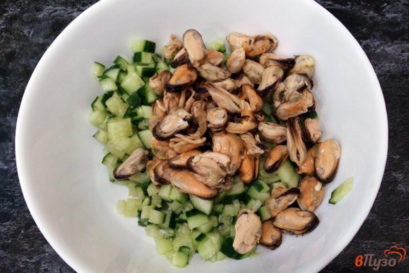 Фото приготовление рецепта: Салат с мидиями и рисом шаг №4