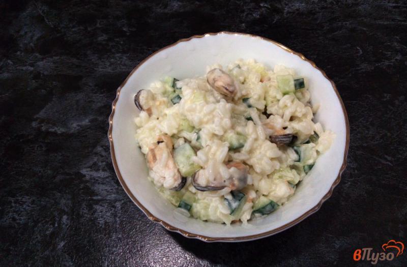 Фото приготовление рецепта: Салат с мидиями и рисом шаг №6