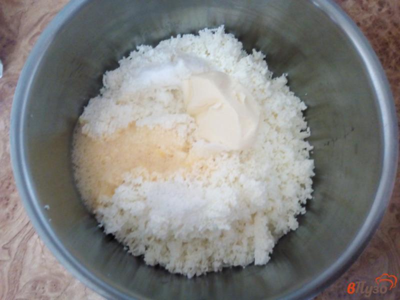 Фото приготовление рецепта: Плавленый сыр с грибами и петрушкой шаг №3