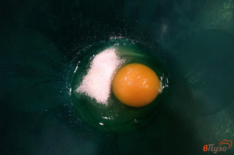 Фото приготовление рецепта: Блинчики с яично-сырной начинкой шаг №2