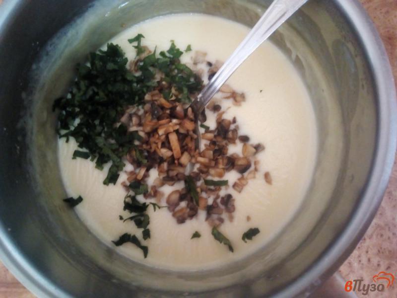 Фото приготовление рецепта: Плавленый сыр с грибами и петрушкой шаг №7