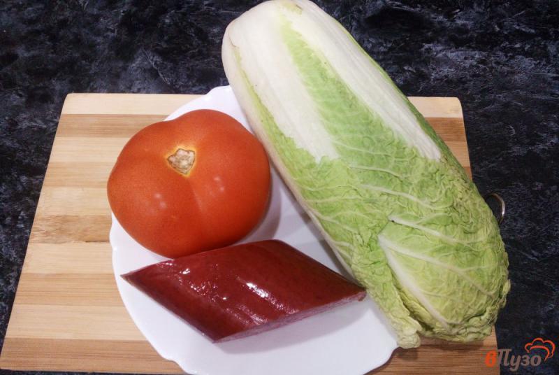 Фото приготовление рецепта: Салат с пекинской капустой и колбасой шаг №1