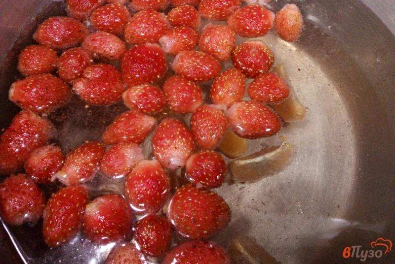 Фото приготовление рецепта: Кисель из клубники и мандарина шаг №3