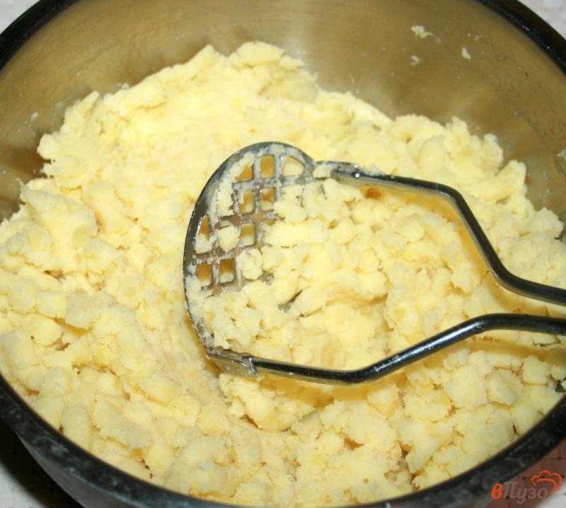 Фото приготовление рецепта: Картофельные зразы с колбасой шаг №2