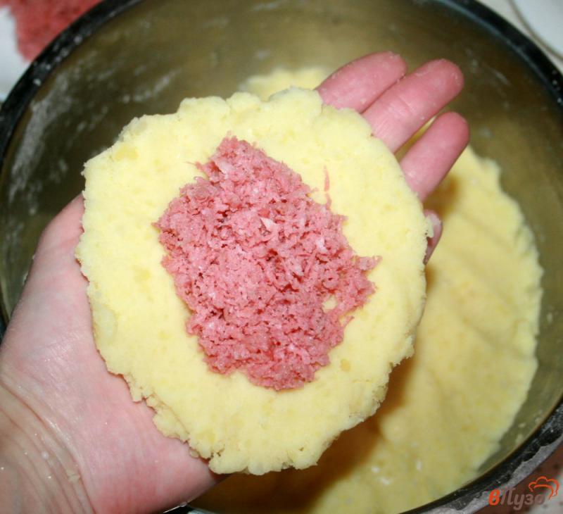 Фото приготовление рецепта: Картофельные зразы с колбасой шаг №6