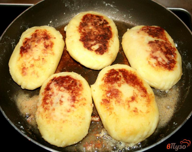 Фото приготовление рецепта: Картофельные зразы с колбасой шаг №9