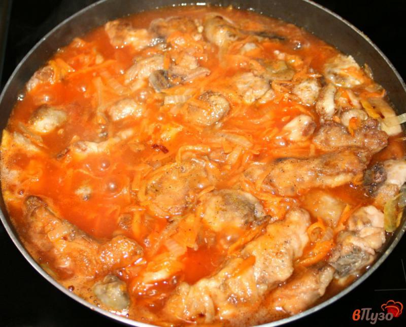 Фото приготовление рецепта: Лосось с овощами в томатном соусе шаг №7