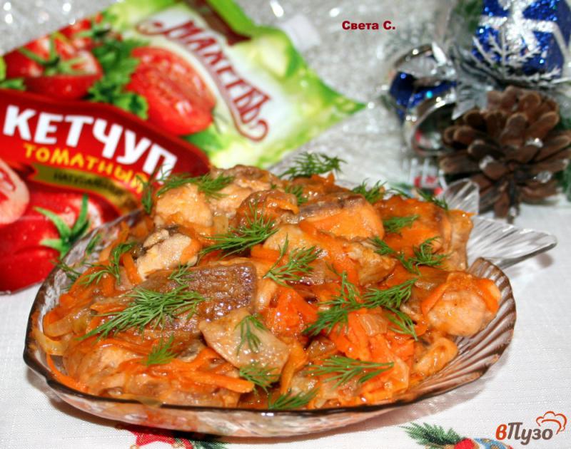Фото приготовление рецепта: Лосось с овощами в томатном соусе шаг №8