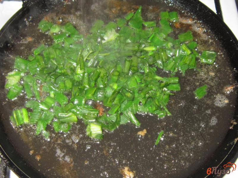 Фото приготовление рецепта: Жареный пеленгас с зеленым луком шаг №5