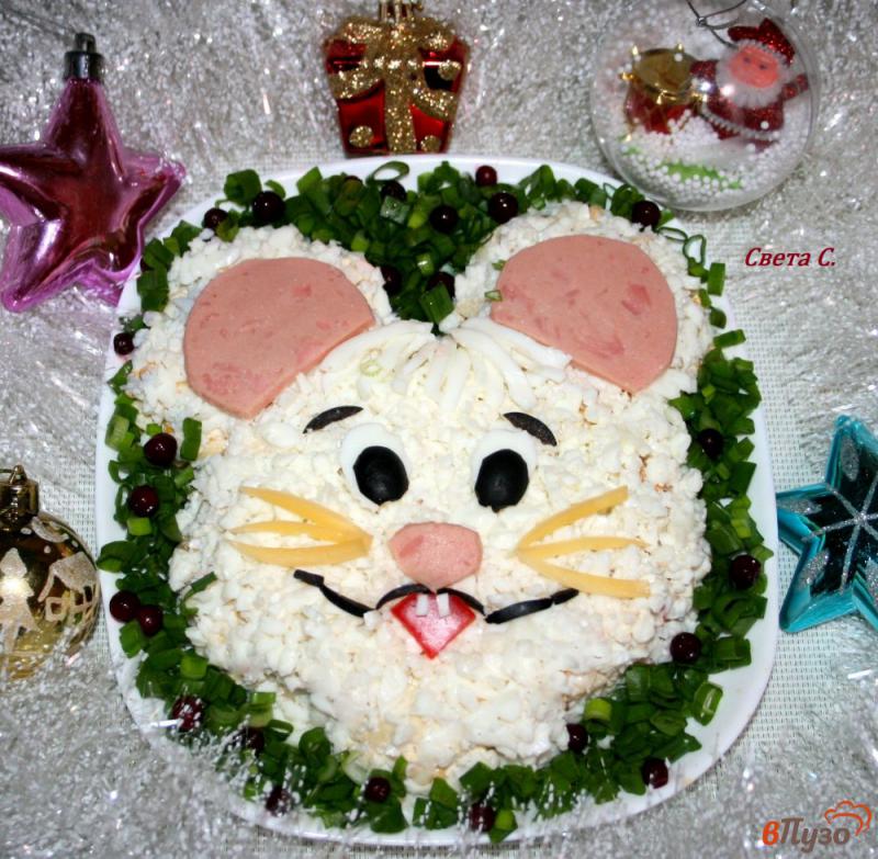 Фото приготовление рецепта: Новогодний салат «Веселая мышка» шаг №8