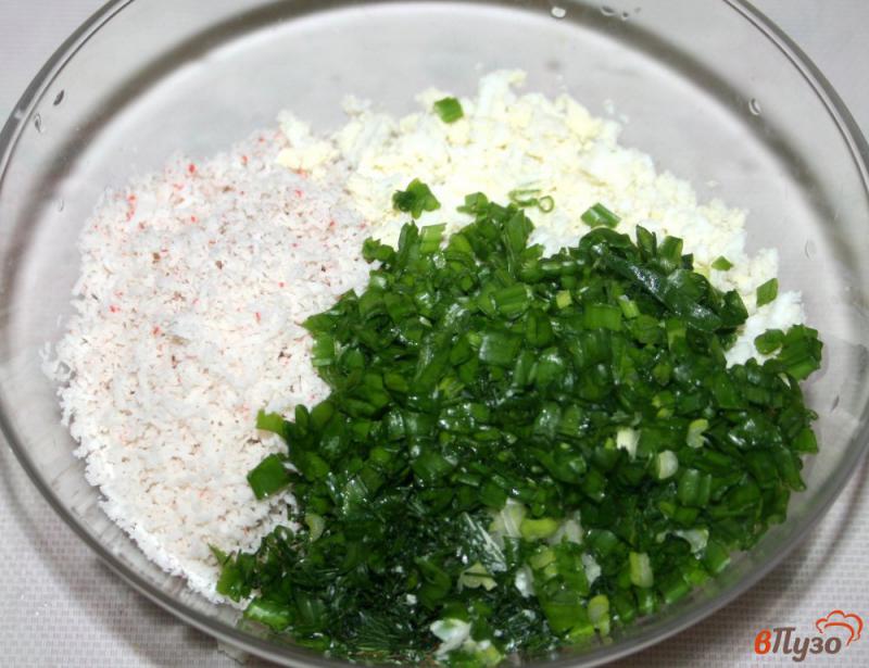 Фото приготовление рецепта: Салат крабовый в тарталетках шаг №2