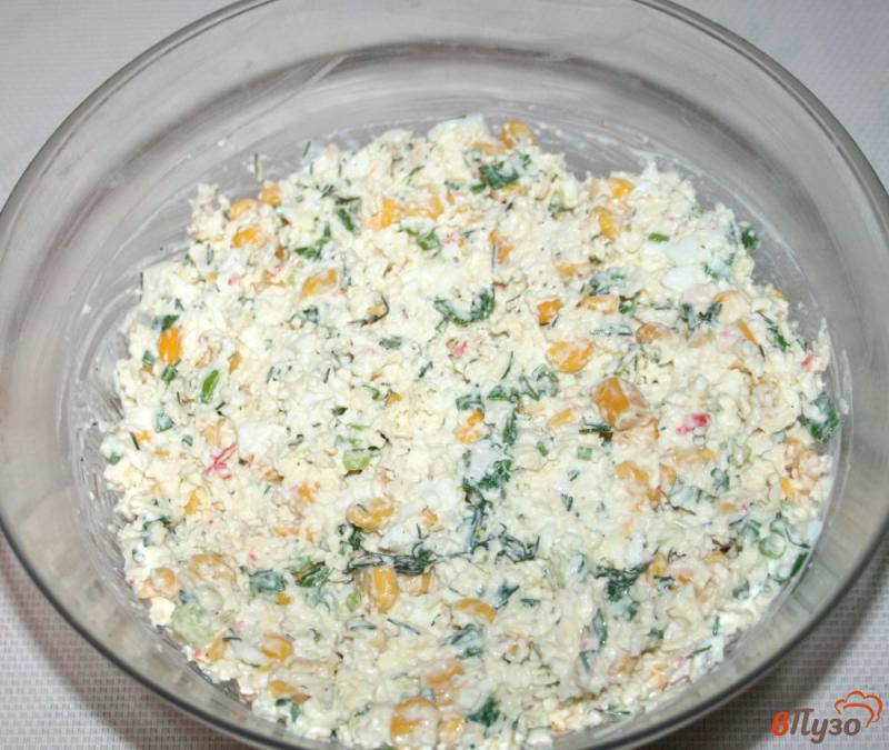 Фото приготовление рецепта: Салат крабовый в тарталетках шаг №4