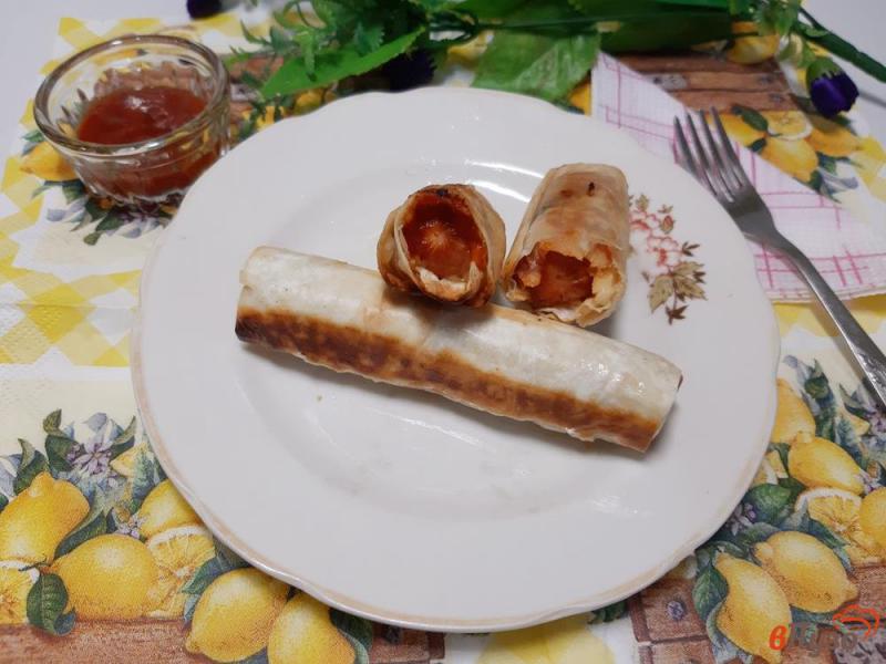 Фото приготовление рецепта: Сосиски с сыром в лаваше шаг №6