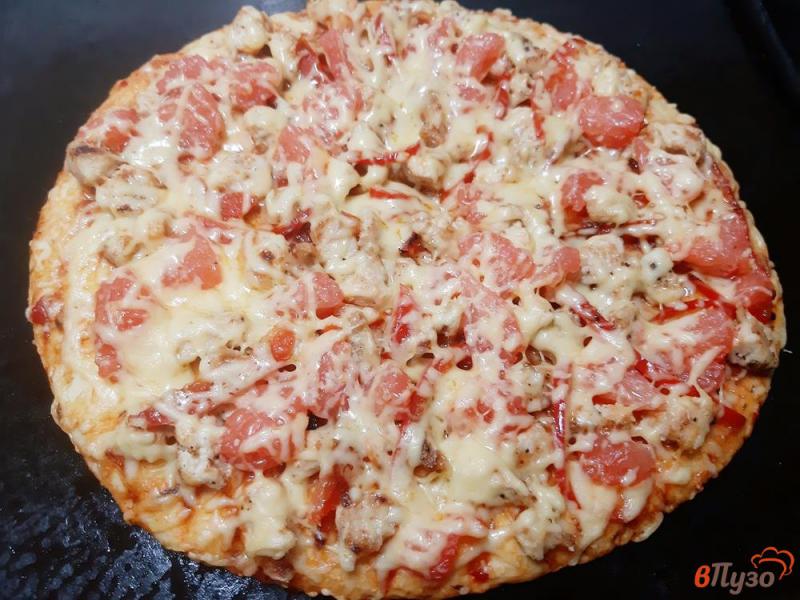 Фото приготовление рецепта: Пицца с курицей, грейпфрутом и болгарским перцем шаг №10
