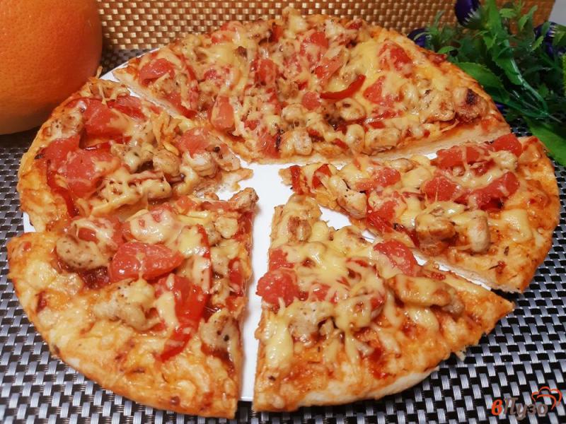 Фото приготовление рецепта: Пицца с курицей, грейпфрутом и болгарским перцем шаг №11