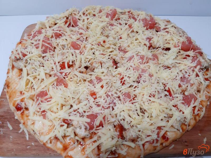 Фото приготовление рецепта: Пицца с курицей, грейпфрутом и болгарским перцем шаг №9