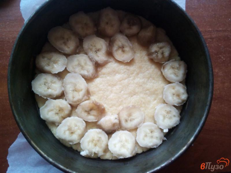 Фото приготовление рецепта: Песочный пирог с бананом и кокосовой стружкой шаг №8