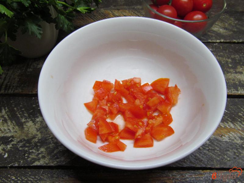 Фото приготовление рецепта: Салат из жареных шампиньонов с помидором шаг №2