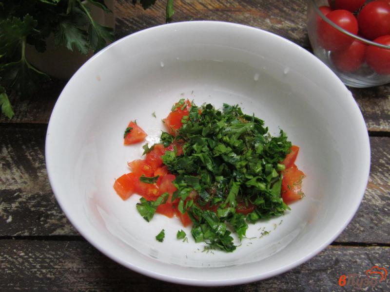 Фото приготовление рецепта: Салат из жареных шампиньонов с помидором шаг №3