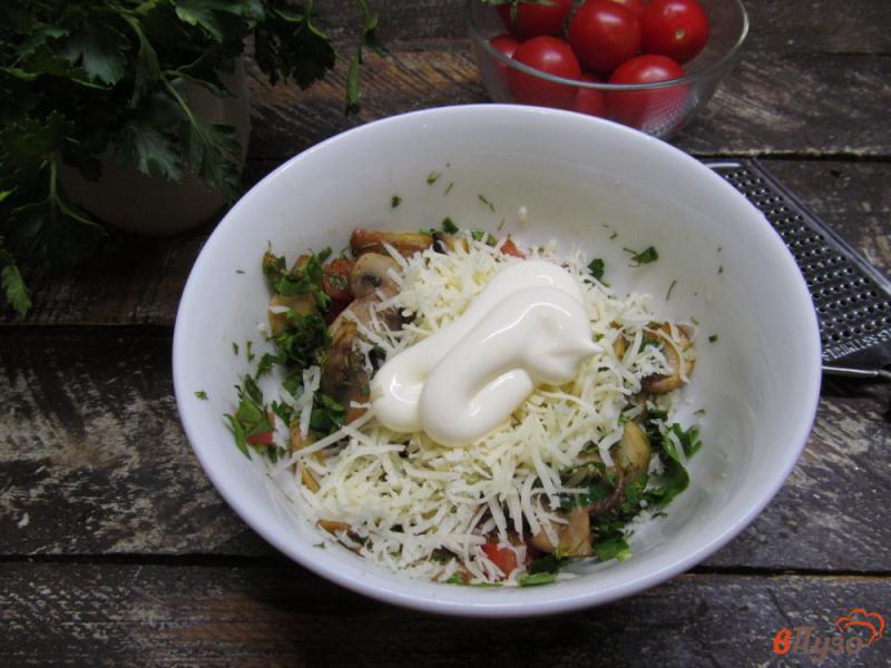 Фото приготовление рецепта: Салат из жареных шампиньонов с помидором шаг №6