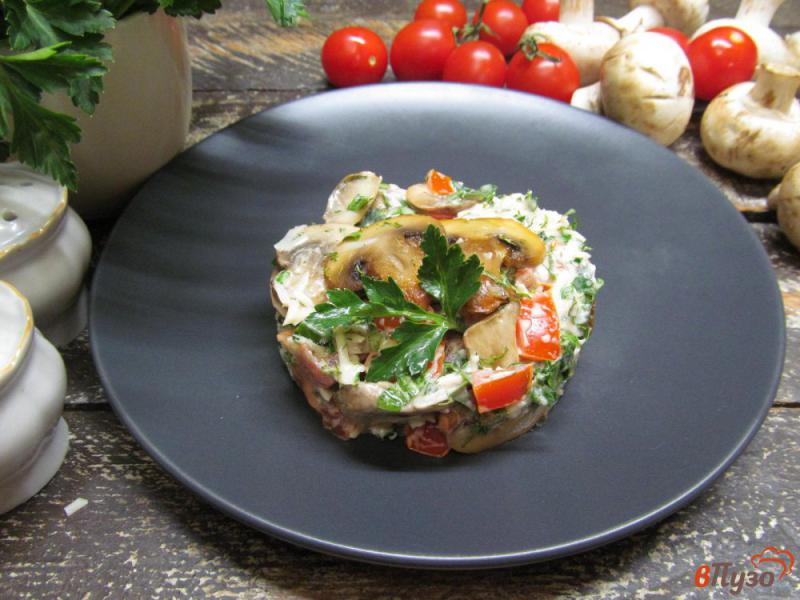 Фото приготовление рецепта: Салат из жареных шампиньонов с помидором шаг №7
