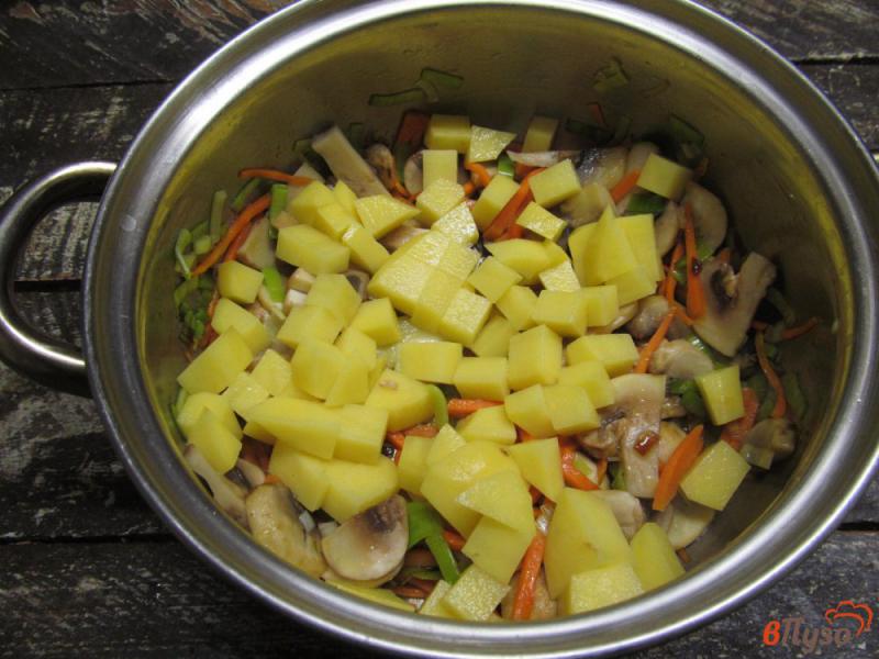 Фото приготовление рецепта: Грибной суп с пастой орзо шаг №3