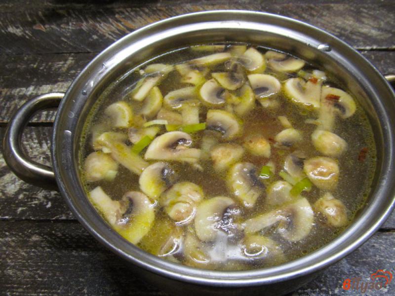 Фото приготовление рецепта: Грибной суп с пастой орзо шаг №4