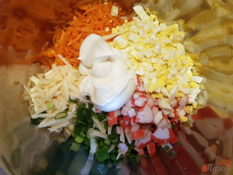 Фото приготовление рецепта: Салат из корейской моркови и крабовых палочек шаг №6