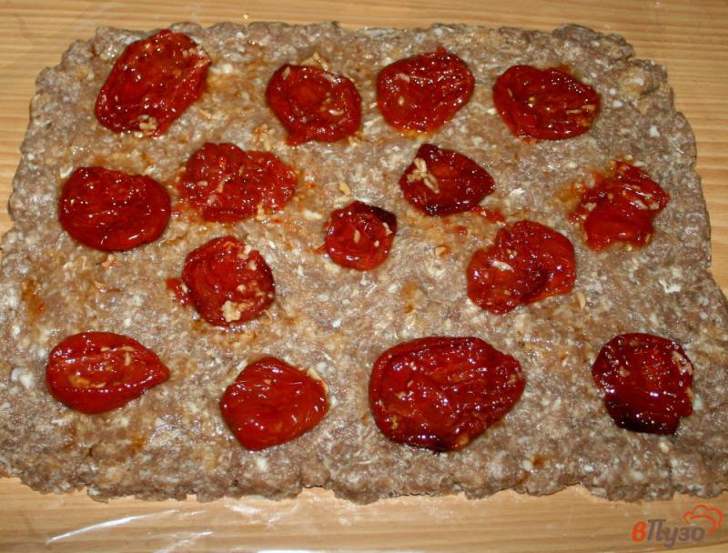 Фото приготовление рецепта: Мясной рулет с печенью и вялеными томатами в слоеном тесте «Праздничный» шаг №5