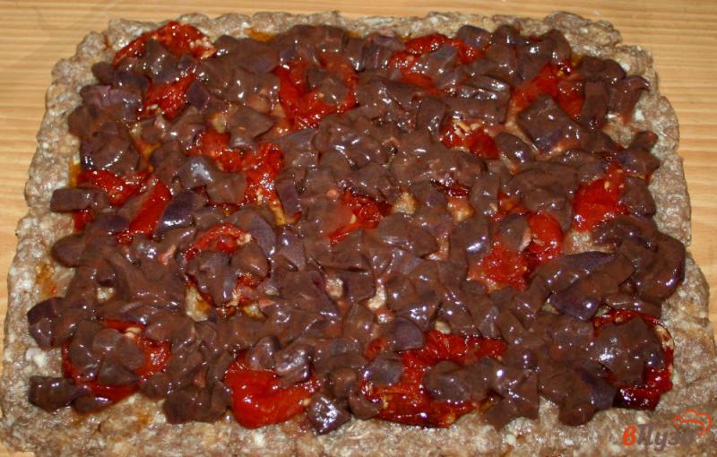 Фото приготовление рецепта: Мясной рулет с печенью и вялеными томатами в слоеном тесте «Праздничный» шаг №6
