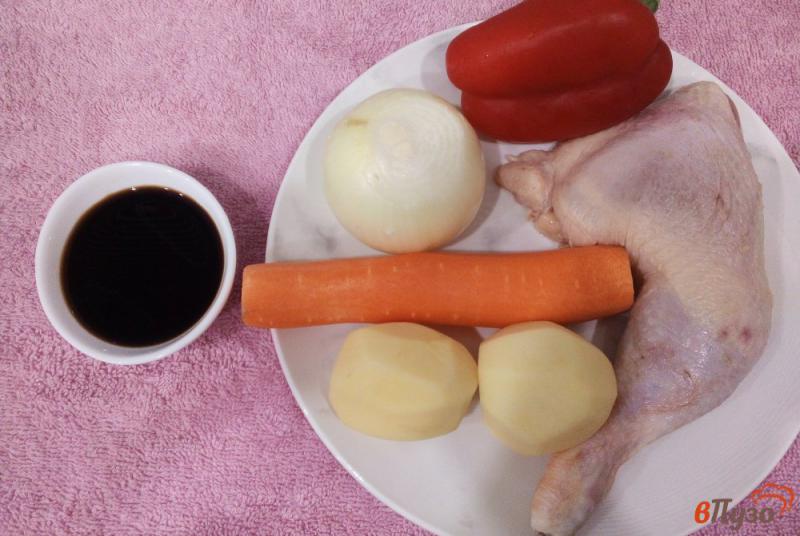 Фото приготовление рецепта: Густой суп с куриным окорочком и соевым соусом шаг №1