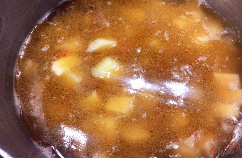 Фото приготовление рецепта: Густой суп с куриным окорочком и соевым соусом шаг №9